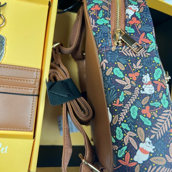 Winnie The Pooh 3 Piece Gift Set Mini Backpack ID Card And Keychain - Picture 11 of 12